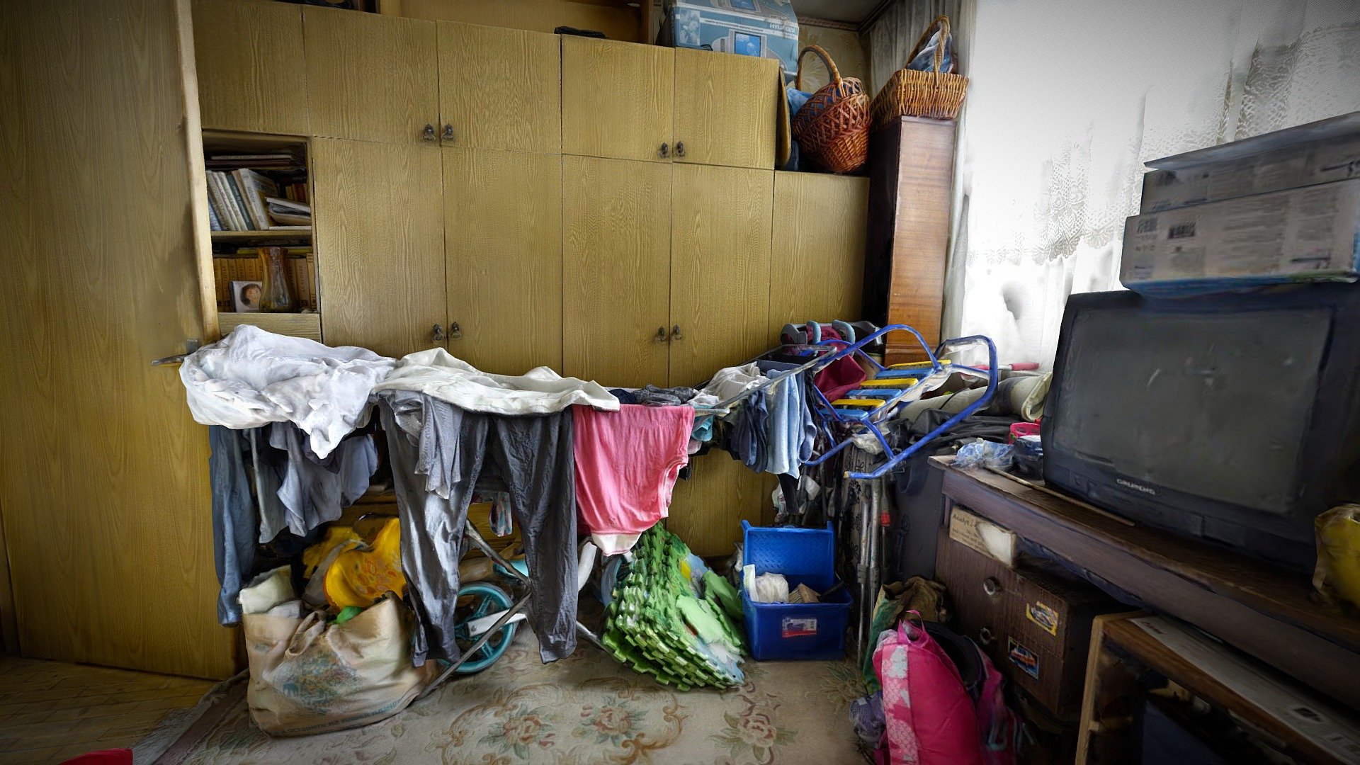 A very small room in a multi-room apartment. Before the renovation, it was used as a warehouse for storing children's toys, clothes, drying clothes, sledges, electronics, an aquarium, sports equipment and other unnecessary things.
Albedo (Color), Normals and AO maps - 4k 3d model