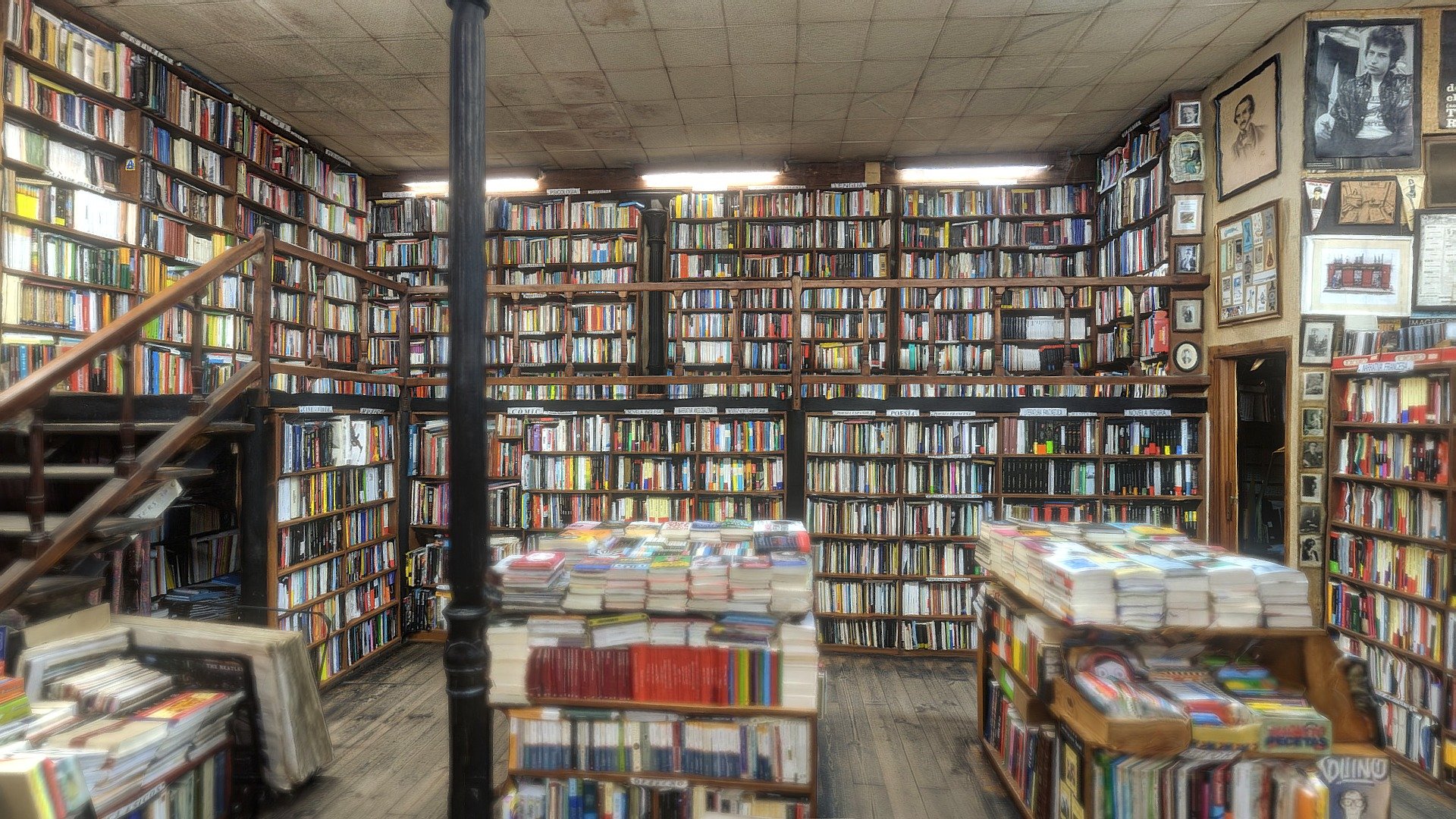 Scan of a famous bookstore in Gijon.
730 images taken with Google Pixel 2 XL - Paradiso Bookstore (WIP) - 3D model by Raiz (@RaizVR) 3d model