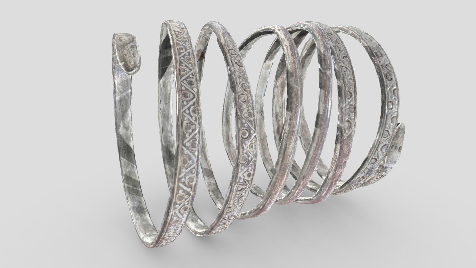Forma parte de un hallazgo casual de un conjunto de monedas y objetos de plata en el Cerro de la Miranda (Fuentes de Valdepero, Palencia).

Brazalete, formado por una cinta enrollada en espiral, con seis vueltas, tres centrales lisas más estrechas, las 2 de los extremos son más anchas y están decoradas. Los extremos terminan en cabezas de serpientes, estilizadas, formadas por dos círculos contrapuestos y terminan en dos círculos concéntricos que representan los ojos que se prolongan en forma de ángulo, en cuyo vértice final aparece el motivo del doble círculo concéntrico que representa el morro. 

Este tipo de largos brazaletes en espiral suele hallarse en los depósitos o tesoros de plata del área vaccea (con los tesoros de Pintia como ejemplo) y de la llamada &ldquo;astur meseteña