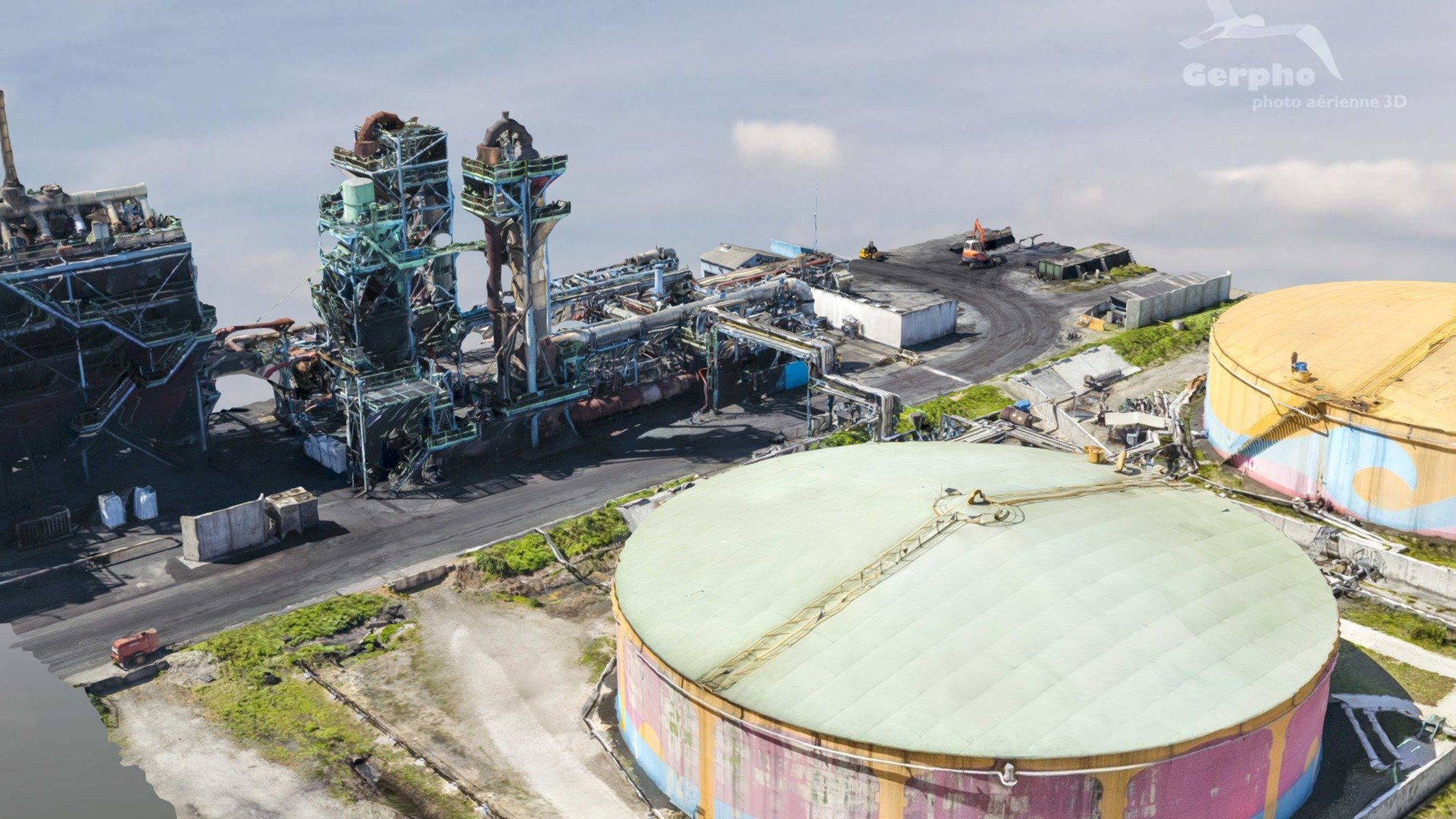 This factory is a maze of pipes and metallic structures. Some of them are realy tricky to reconstruct, hence a strange aspect here and there. The fancy colours of the tanks are real ! I like these complex structures, beatifully intricated 3d model